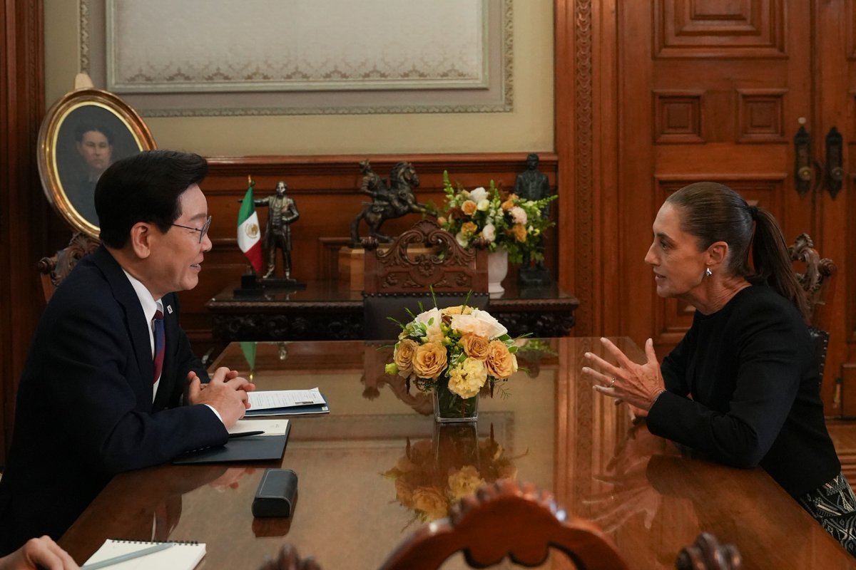 GobiernoMX's tweet photo. En Palacio Nacional, la presidenta @Claudiashein recibe al presidente de la República de Corea, Lee Jae Myung; abordarán asuntos comerciales, culturales y educativos en beneficio de ambos pueblos. https://t.co/ZMQ8GuJleB
