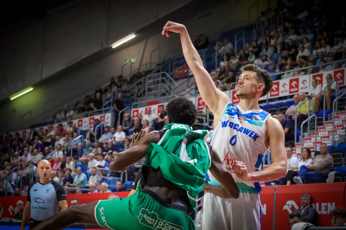 RzutZa3's tweet photo. 🔥 KONCERT HANSA VANWIJNA W PIERWSZEJ KWARCIE! 
🇧🇪 Belg, jak na razie robi co chcę z defensywą Donaru Groningen: 
📊 16 PTS | 3 REB | 2 AST 🎯 6/7 z gry 
A to wszystko w pierwszych 10 minutach! 🤯 
#plkpl https://t.co/h9QH3se9gM