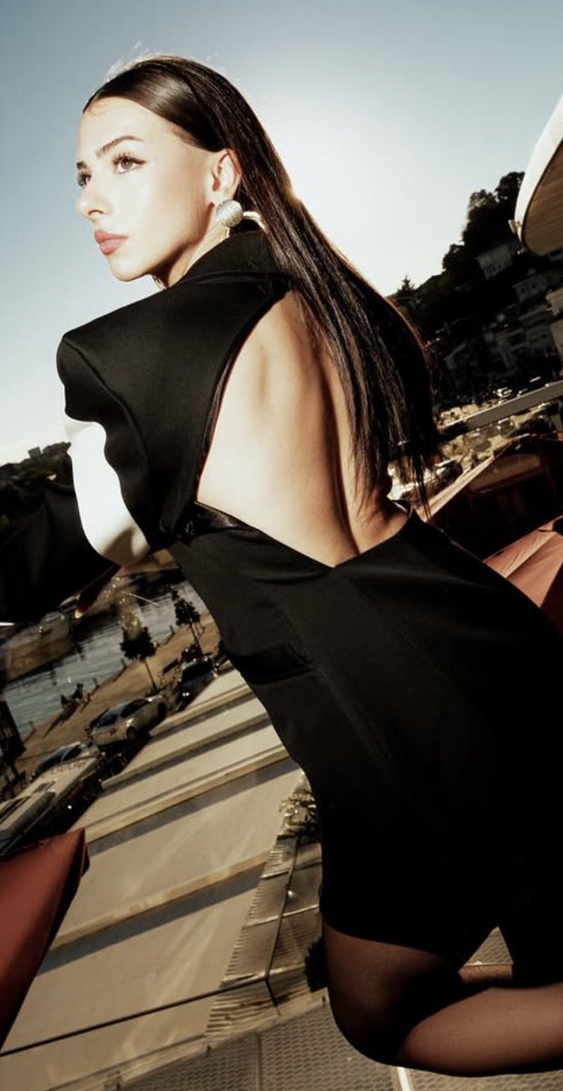 Guzelwsj's tweet photo. The figure is very you ECEM ÖZ 🤭👀🤣
Don’t hide now @emingunenc_ we already knew. 

You cannot trick us of “not following” each other on IG. Ecem and Basar don’t follow each other either, but she posted him playing chess before your trip to Antalya. Try harder! #EminGünenç https://t.co/7m9ZTRgnqY