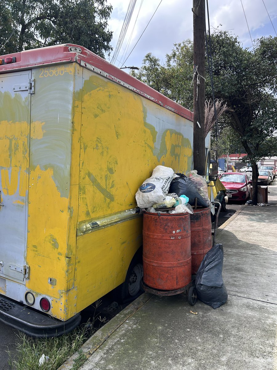 Julio_Guzman0's tweet photo. Hay una camioneta abandonada en la calle de Platino esquina con Bonanza en la colonia Felipe Ángeles de la @A_VCarranza Ya dejaron un carrito de basura encadenado al poste, ojalá se puedan llevar eso, ya que lleva unos 3 meses ahí sin moverse. @UCS_GCDMX https://t.co/kdtiHlsaME