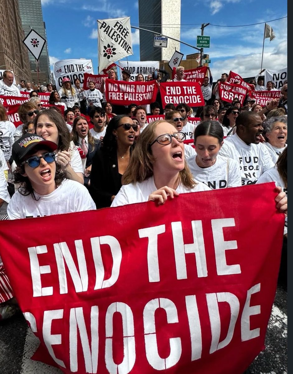 landpalestine's tweet photo. Jewish actress Hannah Einbinder , susan sarandon and Cynthia Nixon have Joined pro Palestine protest during  Netanyahu speech in NYC https://t.co/IpYJ3imD66