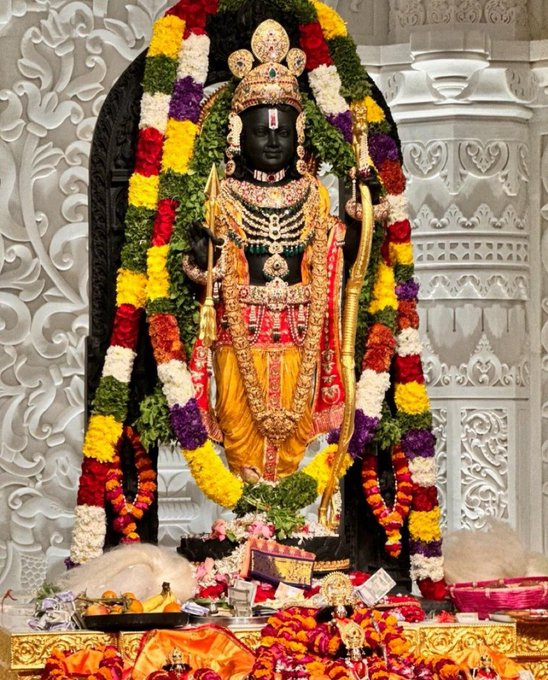 asha_ashagee's tweet photo. 🚩🙏 #संध्या_आराधना — जय श्रीराम 🙏🚩

🌺 #श्रीरामचरितमानस — 58वाँ दिवस 🌺
🕉️ #SabMayRam | #SabkeRam | #MereRam
📖 अरण्यकाण्ड — दोहा 30
“कर सरोज सिर परसेउ कृपासिंधु रघुबीर।
निरखि राम छबि धाम मुख बिगत भई सब पीर॥”
🪔 प्रभु श्रीराम का स्मरण मन को शांति और हृदय को भक्ति से भर देता है।
आइए, दिनभर की चिंताओं को पीछे छोड़कर कुछ पल रामनाम में डूब जाएँ। ❤️🙏

🗓️ 25 सितंबर | रात 9 बजे
🎙️ संध्या रामनाम यात्रा
https://t.co/1jVtdwjGJY

🌺 श्रीराम शरणं मम। 🙏🚩