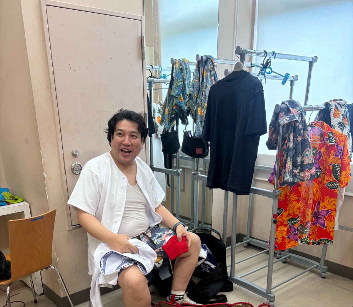 massan26's tweet photo. コーナー編では台本もらって即コントやらせていただきました🎬

沖縄凱旋のドンデコルテ小橋が主役でした！
僕が勝手に考えた小橋が上京して芸人になるまでの物語です！
主役としてバッチリ決めてくれました！
ありがとう小橋🙇‍♂️

カルビの乱入夢芝居、青山のハマり役も最高でした！

#14期大暴れツアー https://t.co/Bp6lsgymfQ