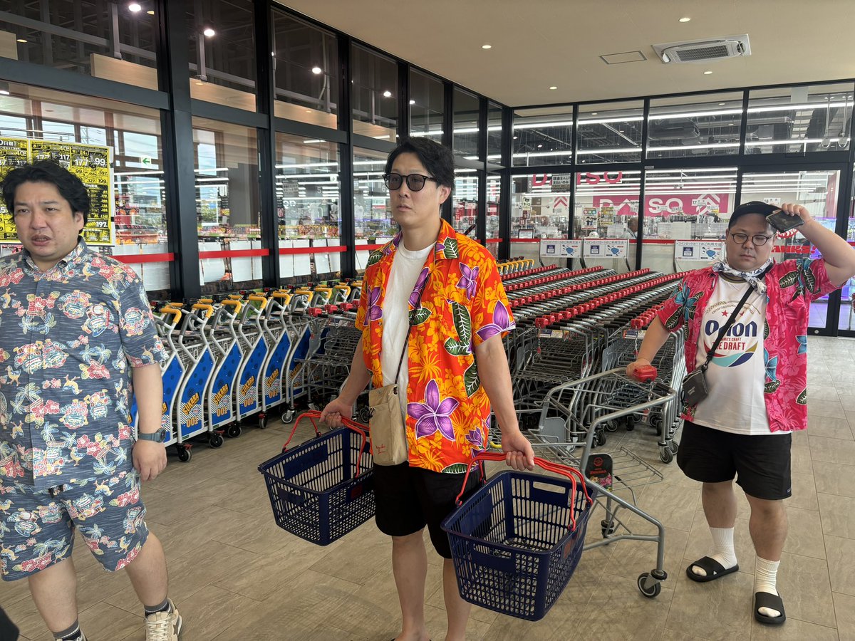 massan26's tweet photo. コーナー編では台本もらって即コントやらせていただきました🎬

沖縄凱旋のドンデコルテ小橋が主役でした！
僕が勝手に考えた小橋が上京して芸人になるまでの物語です！
主役としてバッチリ決めてくれました！
ありがとう小橋🙇‍♂️

カルビの乱入夢芝居、青山のハマり役も最高でした！

#14期大暴れツアー https://t.co/Bp6lsgymfQ