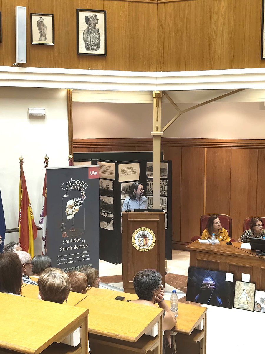 humanizAS_UVa's tweet photo. 🩺 ¿Qué significa de verdad «arropar al paciente» en consulta?
Ayer celebramos en la @fmedicina_uva la mesa redonda 'Sentimientos +'. 6 asociaciones de pacientes nos recordaron que la medicina no trata solo órganos: trata personas. ❤️🧠
#HumanizAS #UVa #HumanizaciónSanitaria https://t.co/79jz0wpbug