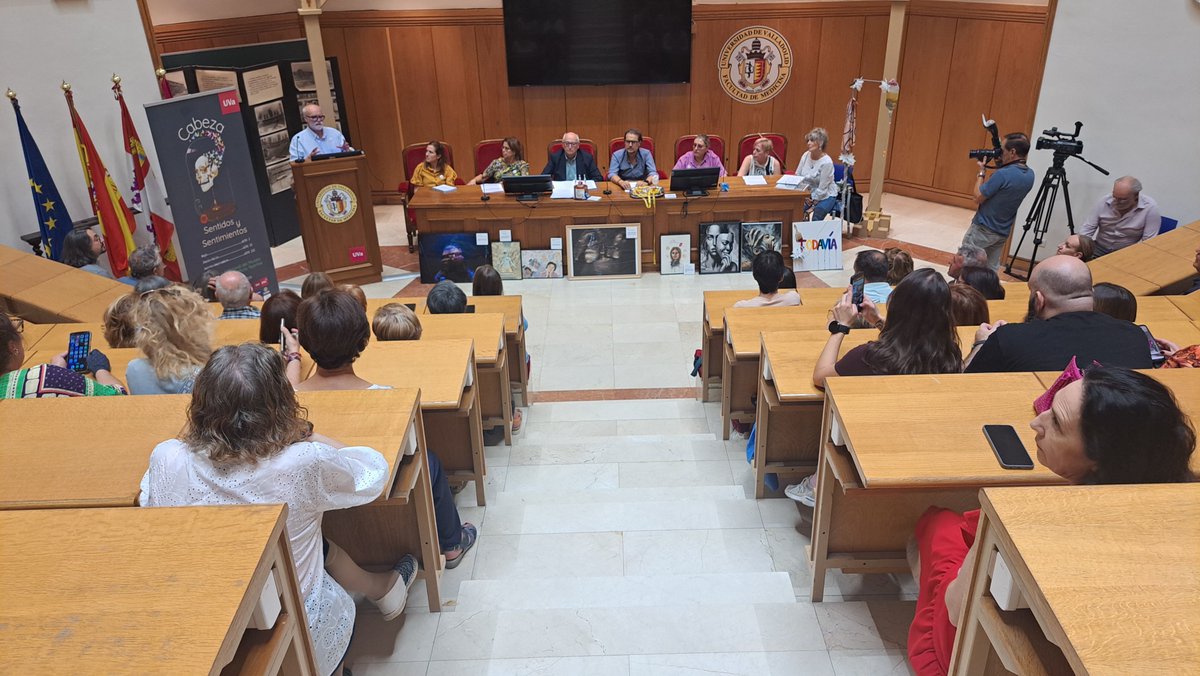 humanizAS_UVa's tweet photo. 🩺 ¿Qué significa de verdad «arropar al paciente» en consulta?
Ayer celebramos en la @fmedicina_uva la mesa redonda 'Sentimientos +'. 6 asociaciones de pacientes nos recordaron que la medicina no trata solo órganos: trata personas. ❤️🧠
#HumanizAS #UVa #HumanizaciónSanitaria https://t.co/79jz0wpbug