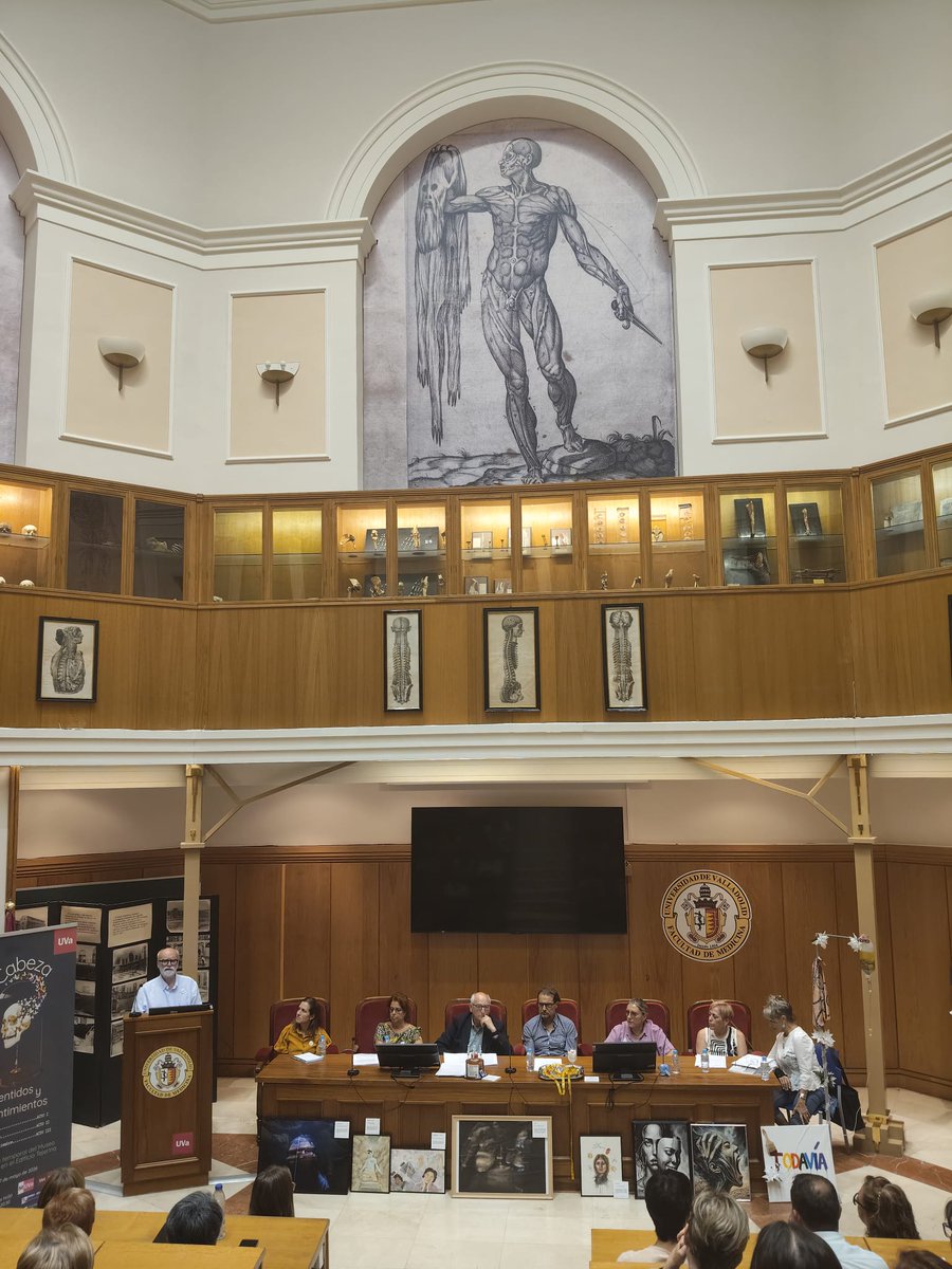 humanizAS_UVa's tweet photo. 🩺 ¿Qué significa de verdad «arropar al paciente» en consulta?
Ayer celebramos en la @fmedicina_uva la mesa redonda 'Sentimientos +'. 6 asociaciones de pacientes nos recordaron que la medicina no trata solo órganos: trata personas. ❤️🧠
#HumanizAS #UVa #HumanizaciónSanitaria https://t.co/79jz0wpbug