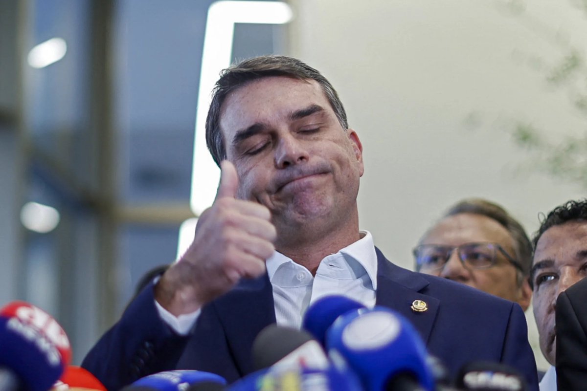 lunazarattini's tweet photo. "Não tenho nada a ver com isso", disse Flávio Bolsonaro sobre o ex-banqueiro Vorcaro.

Só esqueceu de contar que viajava no jatinho dele, pediu R$ 134 milhões pro filme do pai e ligava todo dia pra ele antes da Polícia Federal bater na porta. A casa caiu! https://t.co/mYu1RyRp0Z