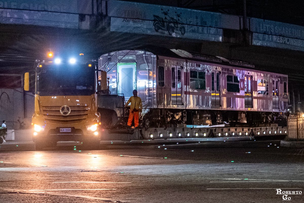 StTopHat's tweet photo. The second set of motor cars are now headed to the depot

The third NSCR commuter train-set is nearly complete

All that remains is the second head-car https://t.co/O0kMidhE30