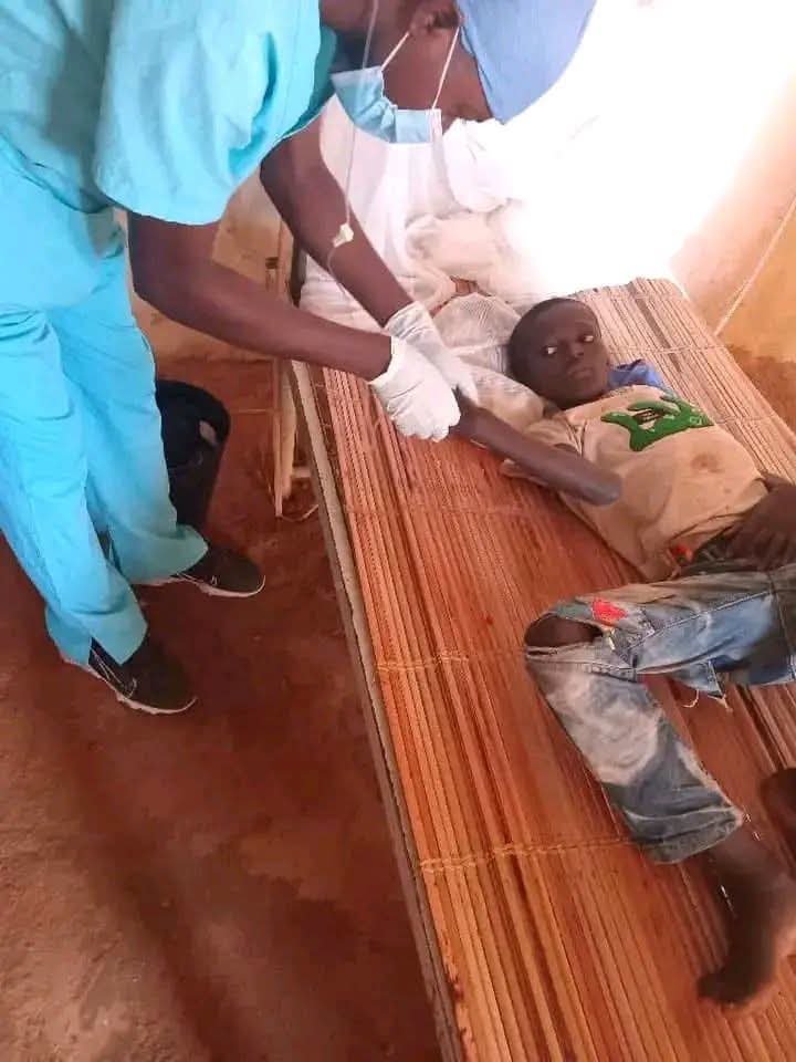 Bwindjaaaaaaaaa's tweet photo. #RDC : Alerte rouge au choléra dans le Kwango, 4 décès déjà enregistrés
​Une épidémie de choléra frappe actuellement le territoire de #Kasongo Lunda, dans la province du #Kwango, plongeant la zone de santé de #Kitenda dans une situation critique. 

Le Centre de santé de #Mukondo est particulièrement touché.

​Selon un bilan provisoire, on dénombre déjà 44 cas suspects et 4 décès. 

Les infrastructures sanitaires sur place sont totalement saturées et inadaptées face à l'ampleur de la crise. 

Les malades, parmi lesquels figurent de nombreux enfants, sont pris en charge dans des conditions d'extrême précarité.

 Faute de lits d'hôpitaux, ils sont soignés à même le sol ou sur des lits de fortune en bambou.

​Face à cette urgence sanitaire majeure, un appel pressant est lancé aux autorités congolaises et aux partenaires humanitaires. 

Une intervention d'urgence est indispensable pour fournir des médicaments, des sérums de réhydratation et des équipements médicaux adaptés afin de contenir l'épidémie et de sauver des vies.