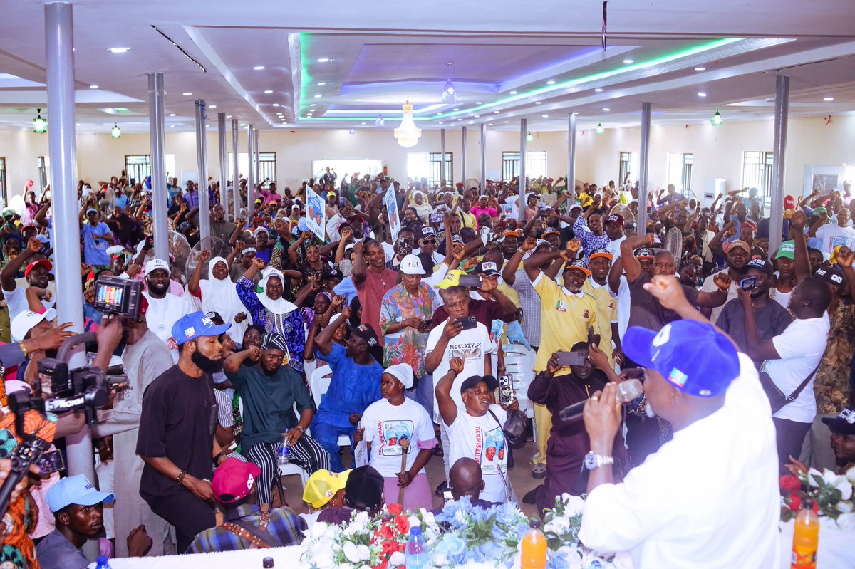 EmperorTwiTs's tweet photo. The #OyoAHEAD team took the message to Iseyin today.
No need for crowd renting when youβre loved by the people. https://t.co/5w47cqk2jY
