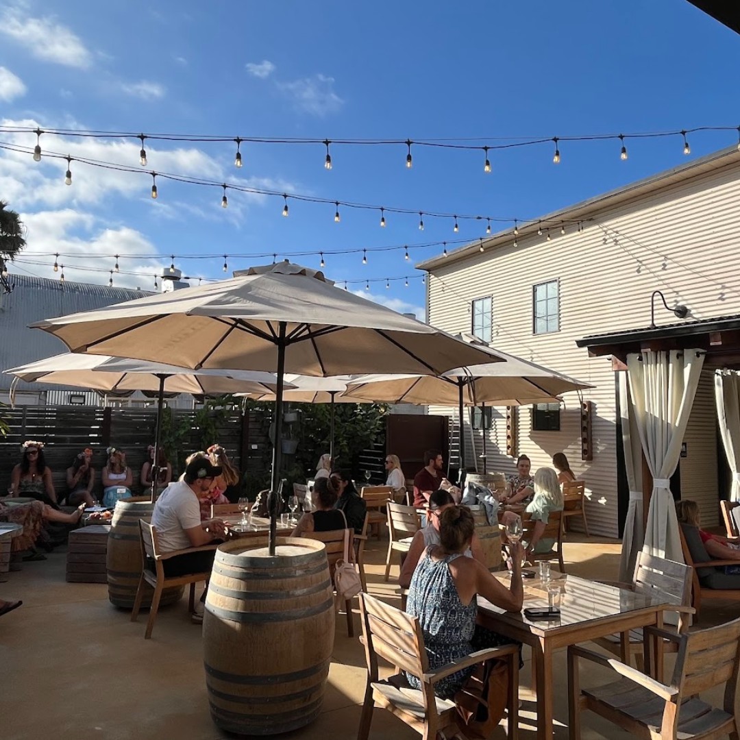 CarrWinery's tweet photo. On Friday, September 25th live music will be brought outside by local duo The Genuine Article!

📍 Carr Winery Santa Barbara - Patio
🍷 Live music 7-9pm
🥟 Empanadas available for delivery
🎶 Free admission, 21+

#carrwinery #patiosessions #livemusic #santabarbara #carr https://t.co/FSduxMPkCN