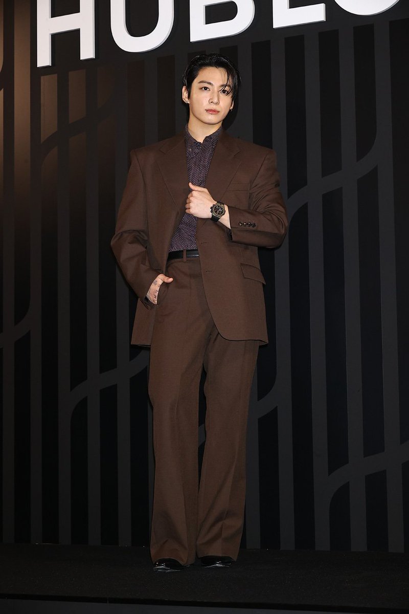 shrphoria_'s tweet photo. Jungkook captivates at Hublot Night in Tokyo with his sophisticated visuals and effortless aura. ⌚✨

JUNGKOOK FOR HUBLOT
#JUNGKOOKxHUBLOT #JUNGKOOK #정국 https://t.co/wyrEUaAdUJ