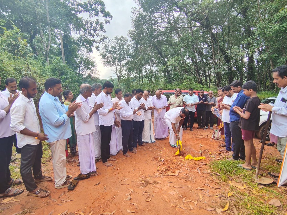 gantihole's tweet photo. ಬೈಂದೂರು ವಿಧಾನಸಭಾ ಕ್ಷೇತ್ರದ ಉಳ್ಳೂರು- 74 ಗ್ರಾಮದ ಚೌಕದ ಜೆಡ್ಡು ರಸ್ತೆ ಅಭಿವೃದ್ಧಿಗೆ ಭೂಮಿ ಪೂಜೆ ನೆರವೇರಿಸಲಾಯಿತು.
#Road #Infrastructure #Development #SamruddhaByndoor #BJPByndoor #GururajGantihole #BestMLA #PeoplesMLA https://t.co/x4tArUraD4