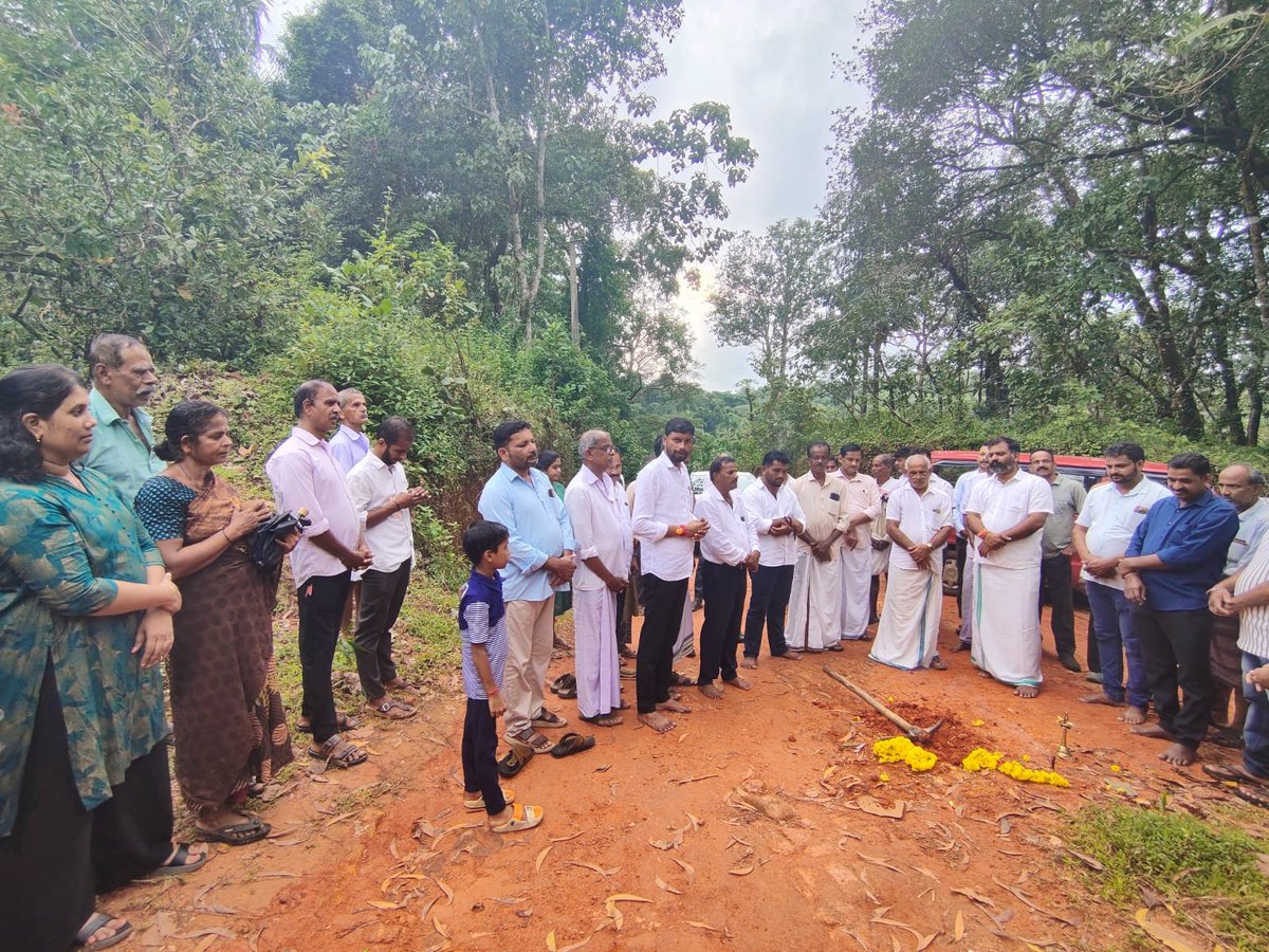 gantihole's tweet photo. ಬೈಂದೂರು ವಿಧಾನಸಭಾ ಕ್ಷೇತ್ರದ ಉಳ್ಳೂರು- 74 ಗ್ರಾಮದ ಚೌಕದ ಜೆಡ್ಡು ರಸ್ತೆ ಅಭಿವೃದ್ಧಿಗೆ ಭೂಮಿ ಪೂಜೆ ನೆರವೇರಿಸಲಾಯಿತು.
#Road #Infrastructure #Development #SamruddhaByndoor #BJPByndoor #GururajGantihole #BestMLA #PeoplesMLA https://t.co/x4tArUraD4