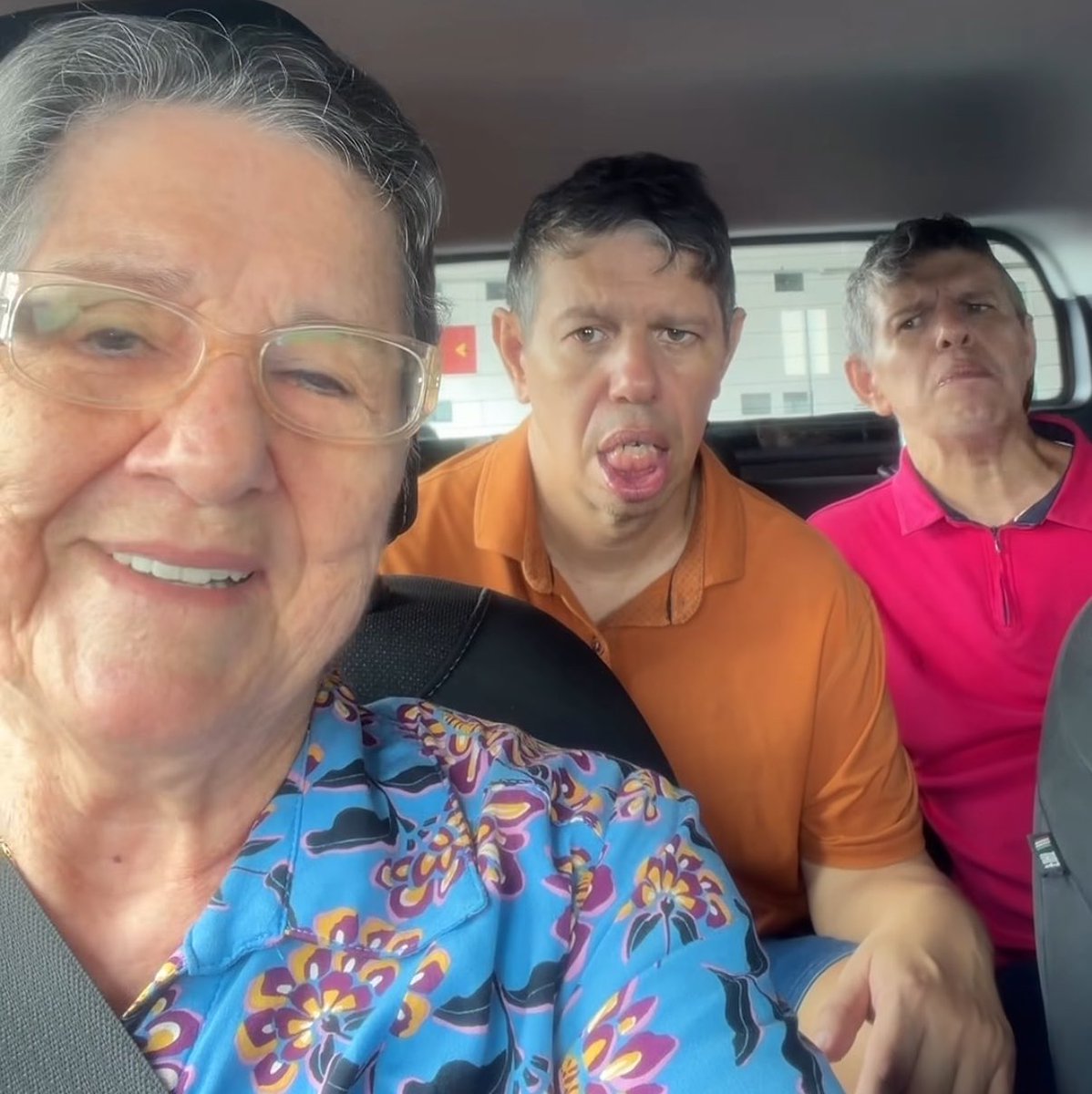 dudacomde's tweet photo. Maria Luci tem quase 80 anos e ainda cuida dos gêmeos autistas Ângelo e Augusto, de 45.

Médicos disseram que o problema era ela. Nenhuma escola aceitou os meninos. Ela fundou a própria.

Ensinou fala, abraço, rotina. Hoje eles ainda pedem pra ela não abandoná-los.

Hoje ela vive com a pergunta que o país ignora: quem cuida do autista adulto quando a mãe morrer?