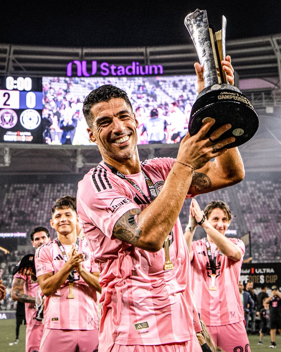 LuisSuarez9's tweet photo. CAMPEONES! Una más 🏆😛 https://t.co/T9VDWFuupI