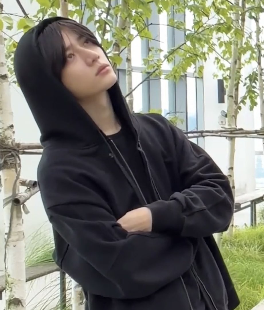 913kkyu's tweet photo. his bangs have gotten so long and the black hoodie on his black hair makes it look like he has long hair girlgyu come back to me😭 https://t.co/vznEYIQOZm