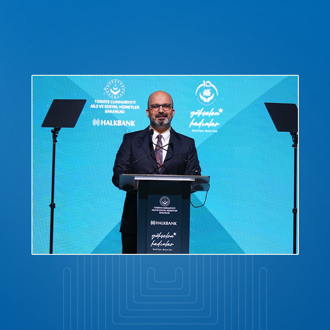 Halkbank's tweet photo. Aile ve Sosyal Hizmetler Bakanlığımız iş birliğiyle hayata geçirdiğimiz “Yükselen Kadınlar: Kendi İşim, Benim İzim” programının dördüncü büyük buluşmasını İstanbul’da gerçekleştirdik.

Aile ve Sosyal Hizmetler Bakanımız Sayın Mahinur Özdemir Göktaş ile Strateji, Dönüşüm ve Ekosistem Genel Müdür Yardımcımız Sayın Dr. Ömer Emeç’in katılımıyla düzenlenen buluşmada; kadın girişimciliğinin güçlendirilmesi, kadınların ekonomik hayatta daha etkin rol alması ve işlerini geliştirmelerine yönelik eğitimler verildi.

Finansmandan eğitime, markalaşmadan e-ticarete uzanan desteklerimizle kadınların iş kurma ve büyütme yolculuklarına eşlik ediyor; hayallerini gerçeğe dönüştüren kadın girişimcilerimizin yanında olmaya devam ediyoruz.