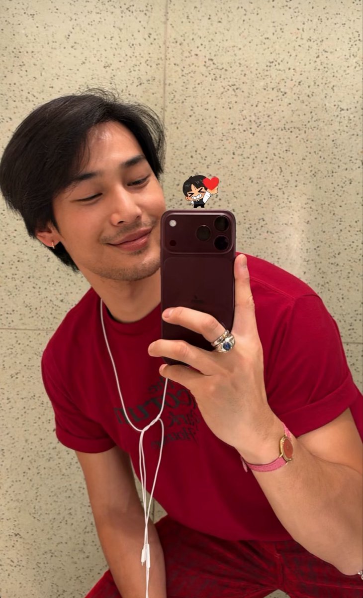 nasiwnaw's tweet photo. พูดโดยคนใช้ Iphone 18 Pro max สี burgundy คนแรกของประเทศไทย5555555555555555555555555 https://t.co/RLLSUGmv3W