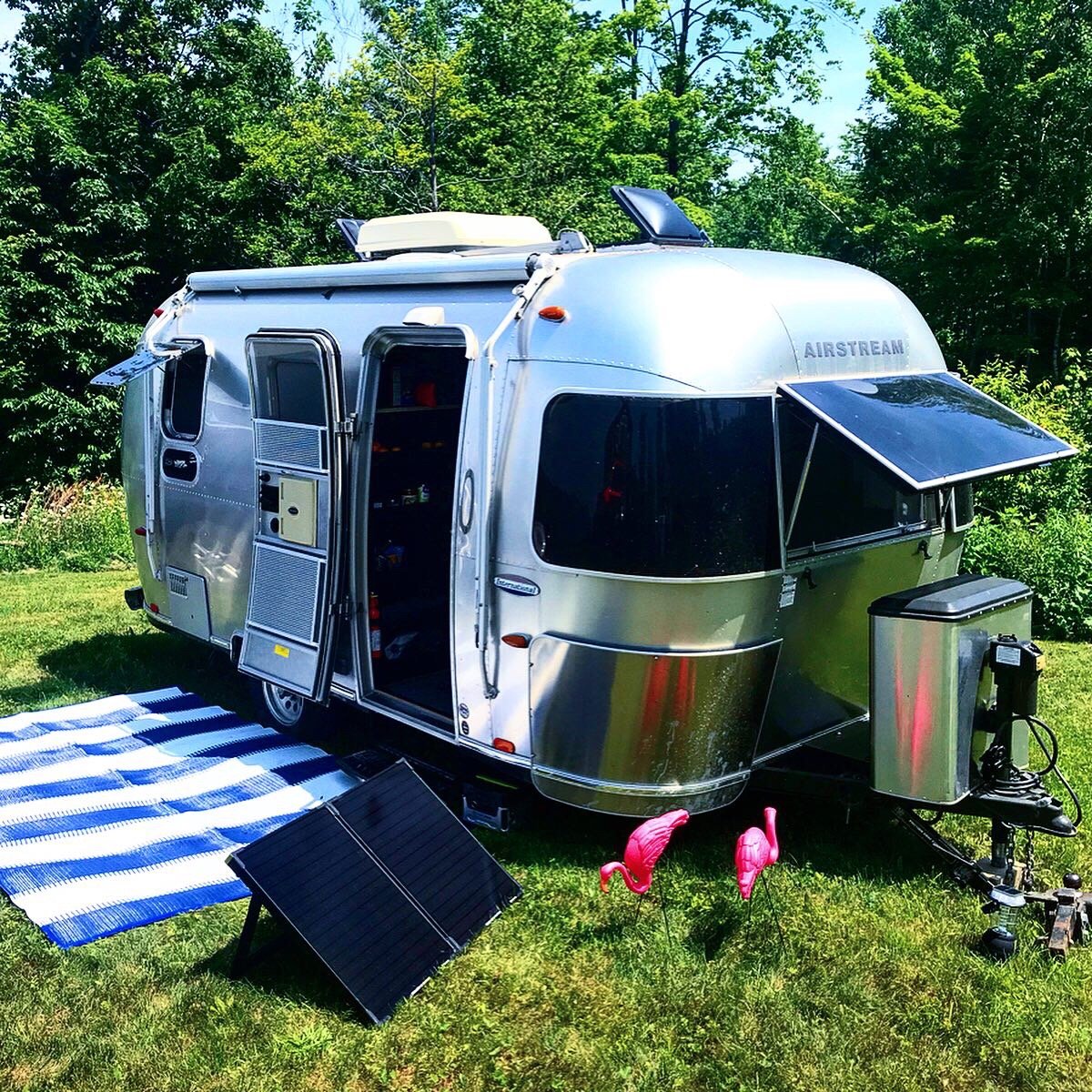valuetainment's tweet photo. NEW: Elon Musk has moved into a trailer. https://t.co/ZZJPUGaojA