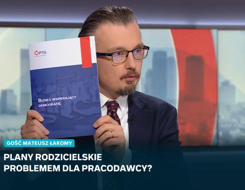 ptg_pl's tweet photo. W programie „Punkt Widzenia” w @PolsatNewsPL @MateuszLakomy Dyrektor Demograficonu z PTG przeanalizował pogłębiający się kryzys urodzeń i jego konsekwencje dla rynku pracy oraz gospodarki. 

Jak wyzwania demograficzne wpłyną na firmy? 💬  #Demografia #Biznes #PTG https://t.co/iWtFNQR5ho