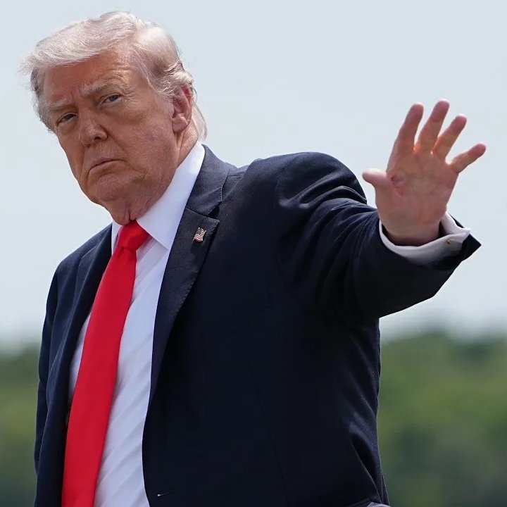 JohnfkJunior's tweet photo. 🚨🇺🇸🇬🇧 Trump ADVISES the UK: DEPORT illegal migrants and STOP covering up grooming GANGS.

The UK government asked how to deal with the "far right." He told them the TRUTH. https://t.co/QbCyJ5S30Z
