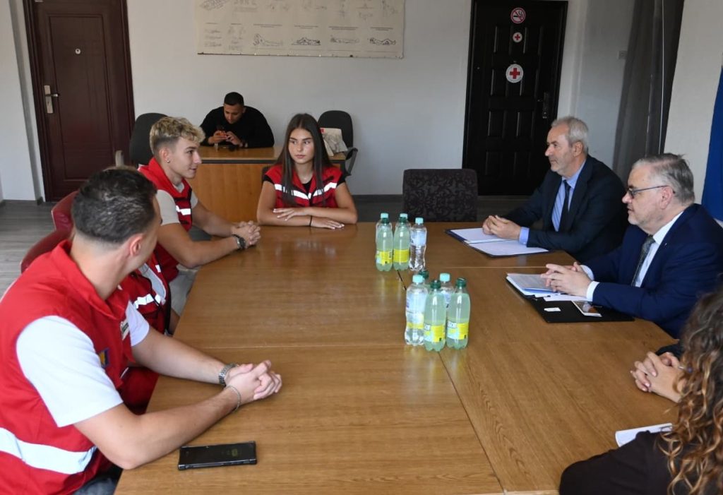 OHR_BiH's tweet photo. Today in Fojnica, Acting High Representative Louis Crishock met with Mayor Sabahudin Klisura and Municipal Councillor, Igor Bosnjak to discuss the municipality’s economic potential, opportunities for attracting investment, and new prospects for sustainable economic growth and development. “Citizens deserve the best possible opportunities to raise their families in a thriving community with a secure and prosperous future. The goal for Fojnica, like every other municipality, should be to create the conditions that encourage people to stay in their communities and prosper rather than leave in search of better opportunities elsewhere.” said Acting High Representative Crishock.  During the visit, Acting High Representative also visited the Franciscan Monastery of the Holy Spirit. The Monastery complex also houses a museum, archive and library which preserve elements of the rich cultural and historical heritage of Bosnia and Herzegovina.  Concluding his visit to Fojnica, Crishock visited the local Red Cross offices, where he met with youth volunteers. The volunteers presented their goals and the work they do to support their community.  
---------- 
Вршилац дужности високог представника Луис Кришок се састао данас у Фојници са начелником Сабахудином Клисуром и вијећником у Општинском вијећу Игором Бошњаком како би разговарали о економским потенцијалима општине, могућностима за привлачење инвестиција те новим перспективама за одрживи економски раст и развој. „Грађани заслужују најбоље могуће прилике да стварају породице у напредној средини која има сигурну и просперитетну будућност. Циљ Фојнице, као и сваке друге општине, требао би бити стварање услова који подстичу људе да остану у мјестима у којима живе и напредују, умјесто да одлазе и траже боље шансе у неким другим срединама“, рекао је вршилац дужности високог представника Кришок.  Током посјете, вршилац дужности високог представника је обишао и Фрањевачки самостан Духа Светога. У склопу самостанског комплекса налазе се музеј, архивa и библиотека који чувају елементе богатог културно-историјског наслијеђа Босне и Херцеговине.  На крају обиласка Фојнице, Кришок је посјетио просторије локалног Црвеног крста, гдје се састао са младим волонтерима, који су представили своје циљеве и активности које спроводе како би пружили подршку заједници у којој живе.