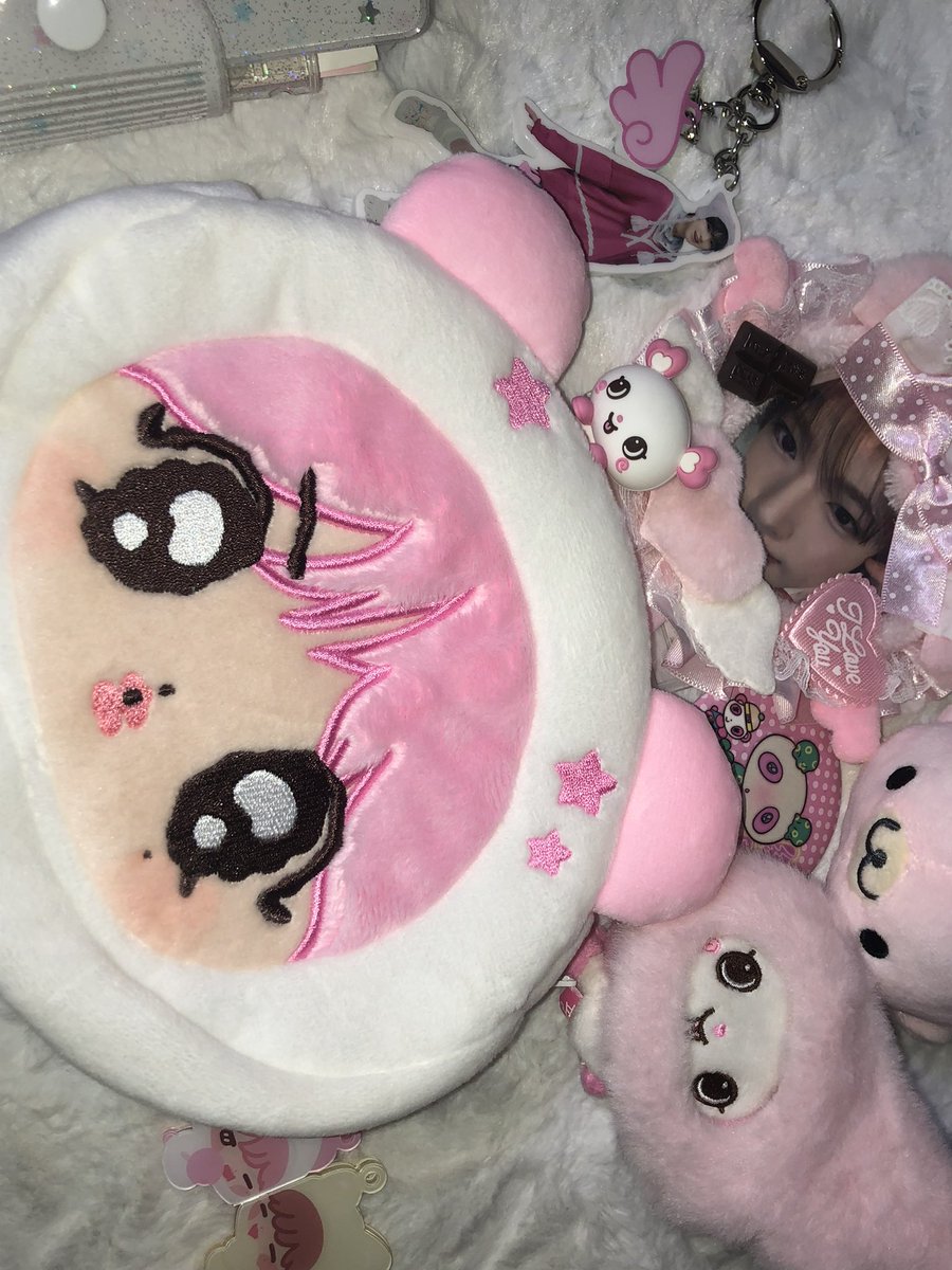 sakuya4rang's tweet photo. 사쿠야 파우치 기대이상으로 만족중!!!
입술 존커고 그냥 사쿠야임..💞 https://t.co/EamhzLS4rd