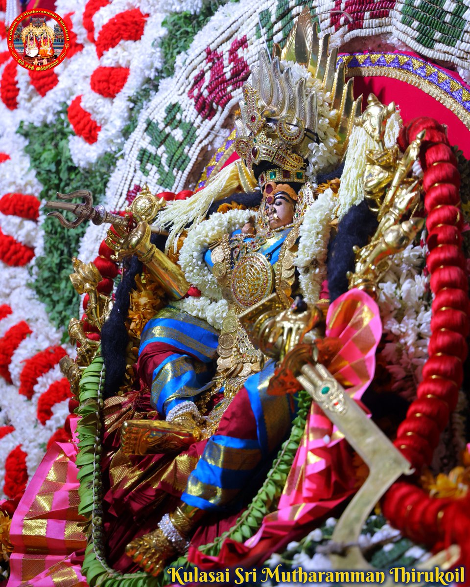 Sri_Mutharamman's tweet photo. சின்னச் செவ்விதழில்
சிறுநகை பூத்திருக்கும்!
கருவிழியில் கருணைமழை
அருவியெனப் பொழிந்திருக்கும்!

நெற்றித் திலகஒளி
நீள்நிலத்தை வழிநடத்தும்!
கைவளைகள் கலகலத்து
காற்றினிலே ஒலிபரப்பும்!

காதணியின் அசைவினிலே
கண்மலர்ந்து சொக்கிநிற்கும்!
பொற்சிலம்புப் பாதங்கள்
பூஞ்சிறகாய் உயிர் அணைக்கும்! https://t.co/dGPuWOVXBk