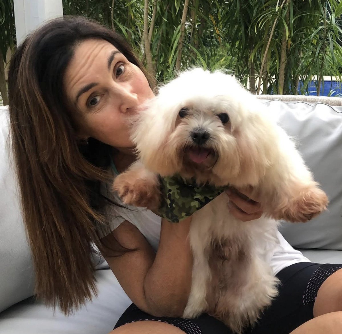 Vicarrei's tweet photo. Hoje é o dia dessa mulher inspiradora, linda, elegante, de um coração enorme, com um brilho no olhar que encanta. Uma profissional incrível, de uma força inigualável. Mãe coruja, filha cuidadosa, amiga parceira. 
Fah, eu como fã tenho orgulho de você, amo te acompanhar e te admirar por anos. Eu desejo que sua vida seja cheia de sucesso, paz, amor, mudanças lindas e que o mundo sempre conspire para a sua felicidade. 
Feliz nova idade. 🧡

Ps: deixe sua mensagem carinhosa pra Bernardes 😌