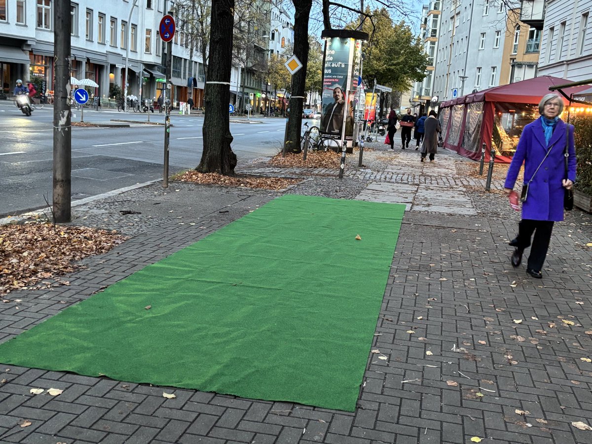 pneumannberlin's tweet photo. Über 30 Bäume sollten für den Ausbau der #Torstraße in #Berlin weichen. Nun lehnt das Bezirksamt #Mitte den Senatsantrag ab. Am Freitag protestieren Anwohner mit einem „Baum Rave“.

Link im Kommentar. https://t.co/9PzlPbeLVi
