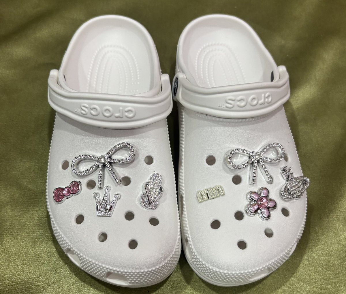 StepStoryl2's tweet photo. 𓂂 ส่งต่อ CROCS Classic  550.-  ขาว
Size M7W9(40) สภาพ 95% 🌟 มือ2️⃣
📍ดูเพิ่มเติม dm แถมจิ๊บบิท  🎀

🪽 ค่าส่ง35.- พท.ห่างไกลบวกเพิ่ม 30.-♥️♥️

#ส่งต่อเสื้อผ้า #ส่งต่อเสื้อผ้ามือสอง #ส่งต่อ #ส่งต่อfeelfree #เสื้อผ้ามือสอง #โล๊ะตู้ #โล๊ะตู้เสื้อผ้า #ส่งต่อstylist #ส่งต่อcintage #ส่งต่อvghbkk #ส่งต่อduex #maison #รองเท้ามือสอง #ส่งต่อcrocs 
#ส่งต่อรองเท้าcrocs #ส่งต่อรองเท้ามือสอง