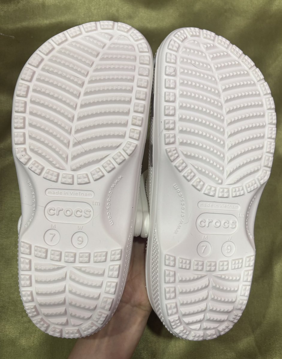 StepStoryl2's tweet photo. 𓂂 ส่งต่อ CROCS Classic  550.-  ขาว
Size M7W9(40) สภาพ 95% 🌟 มือ2️⃣
📍ดูเพิ่มเติม dm แถมจิ๊บบิท  🎀

🪽 ค่าส่ง35.- พท.ห่างไกลบวกเพิ่ม 30.-♥️♥️

#ส่งต่อเสื้อผ้า #ส่งต่อเสื้อผ้ามือสอง #ส่งต่อ #ส่งต่อfeelfree #เสื้อผ้ามือสอง #โล๊ะตู้ #โล๊ะตู้เสื้อผ้า #ส่งต่อstylist #ส่งต่อcintage #ส่งต่อvghbkk #ส่งต่อduex #maison #รองเท้ามือสอง #ส่งต่อcrocs 
#ส่งต่อรองเท้าcrocs #ส่งต่อรองเท้ามือสอง