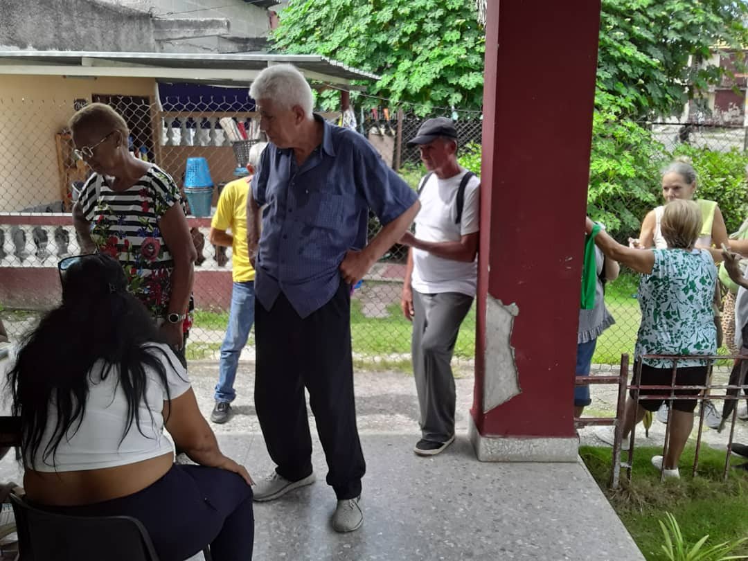 Yoamel_Acosta's tweet photo. Empresas Estatales y los Actores Económicos no Estatales de #LaLisa organizan en coordinación con el gobierno local, el pago en efectivo de las pensiones a nuestros jubilados, facilitando el acceso a este servicio en los diferentes barrios del municipio. #CubaEstáFirme https://t.co/o0QH530T4H