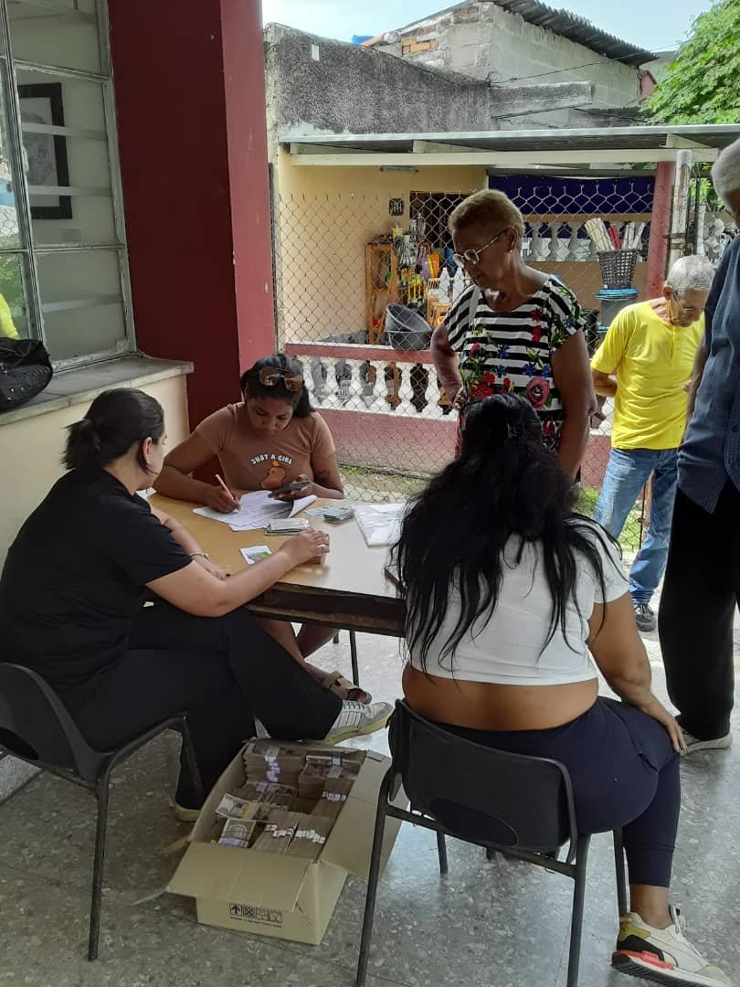 Yoamel_Acosta's tweet photo. Empresas Estatales y los Actores Económicos no Estatales de #LaLisa organizan en coordinación con el gobierno local, el pago en efectivo de las pensiones a nuestros jubilados, facilitando el acceso a este servicio en los diferentes barrios del municipio. #CubaEstáFirme https://t.co/o0QH530T4H