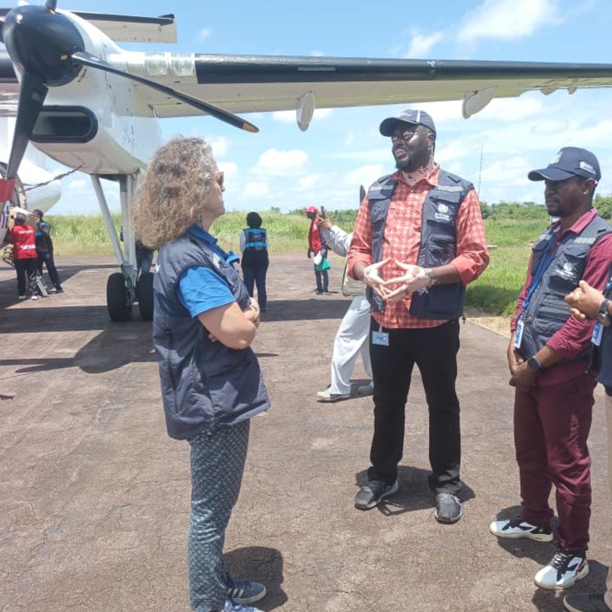 OMSRDCONGO's tweet photo. De passage à Buta, la Rep de @OMSRDCONGO @anne_anciiaWHO a réaffirmé le soutien de l'OMS contre le virus #Bundibugyo dans le #Bas_Uélé 🇨🇩. ​Priorités pour stopper le virus &amp; sauver des vies: axe Buta-Titule, transport d'échantillons, renforcement de la logistique ainsi qu'un CTE. https://t.co/93g3T9ytUX