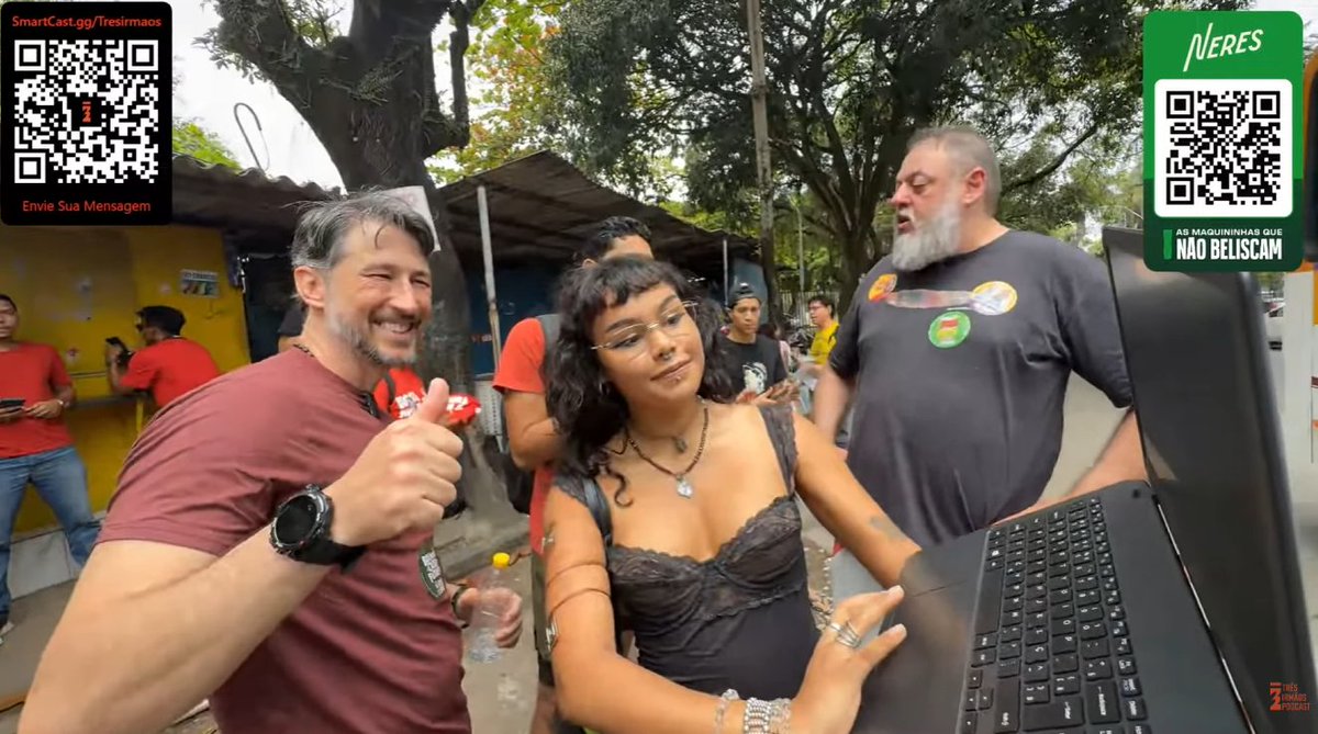 dgtjoao's tweet photo. @TostaJpeg Essa live foi boa. Do nada uma menina chega com um notebook para tirar foto com o Robertinho kkkkkkk https://t.co/2cpOaQSL1k