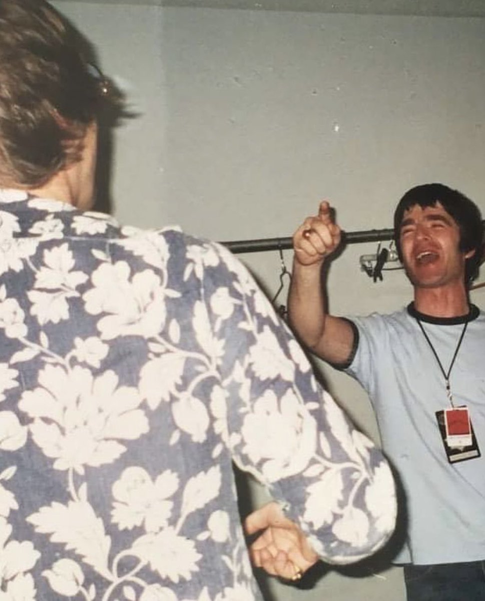 DlRTYSHlRT's tweet photo. NOEL AND LIAM AT AN AFTERPARTY i'd kill to be a fly on the wall https://t.co/4yA9GBFvsT