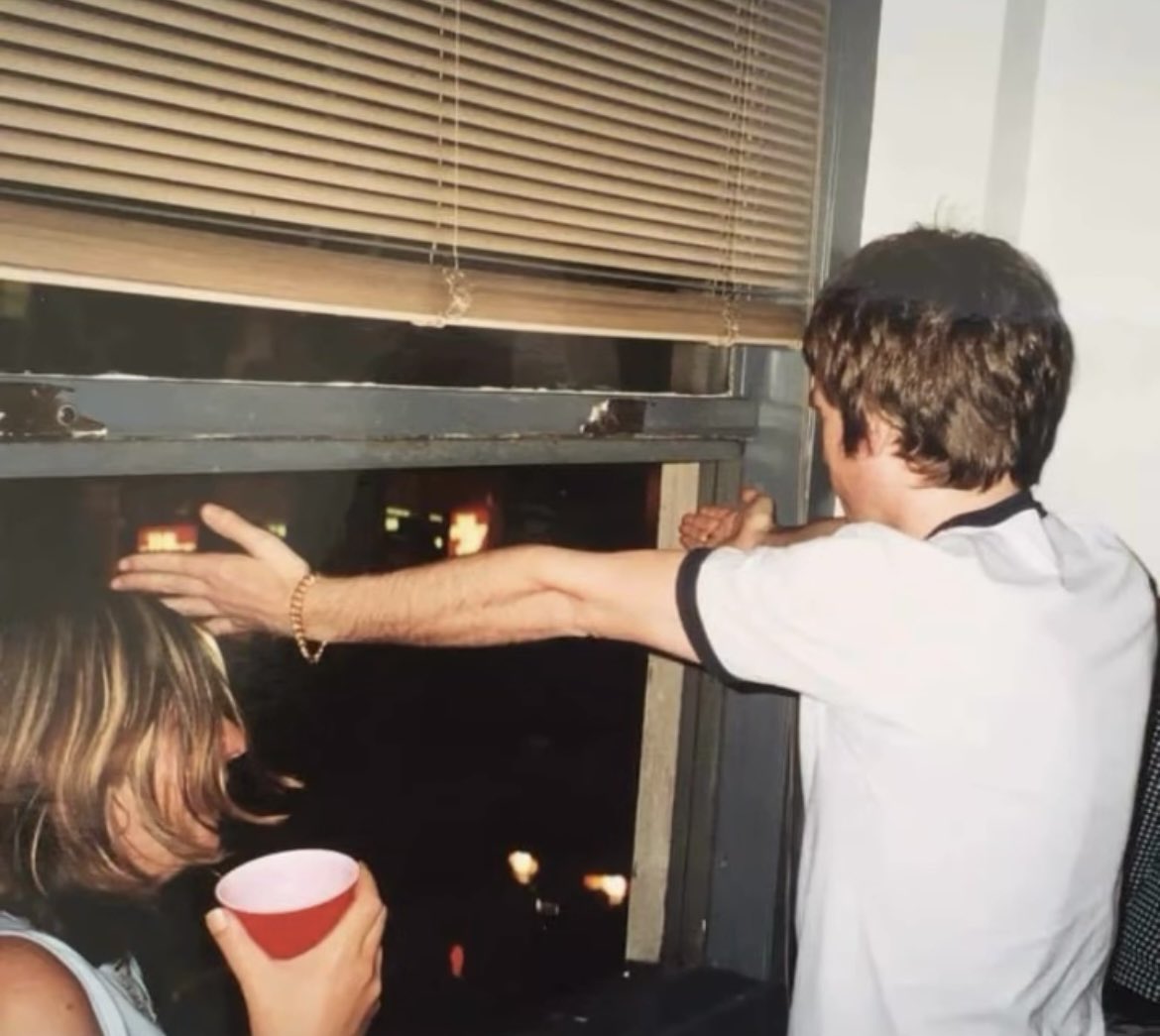 DlRTYSHlRT's tweet photo. NOEL AND LIAM AT AN AFTERPARTY i'd kill to be a fly on the wall https://t.co/4yA9GBFvsT