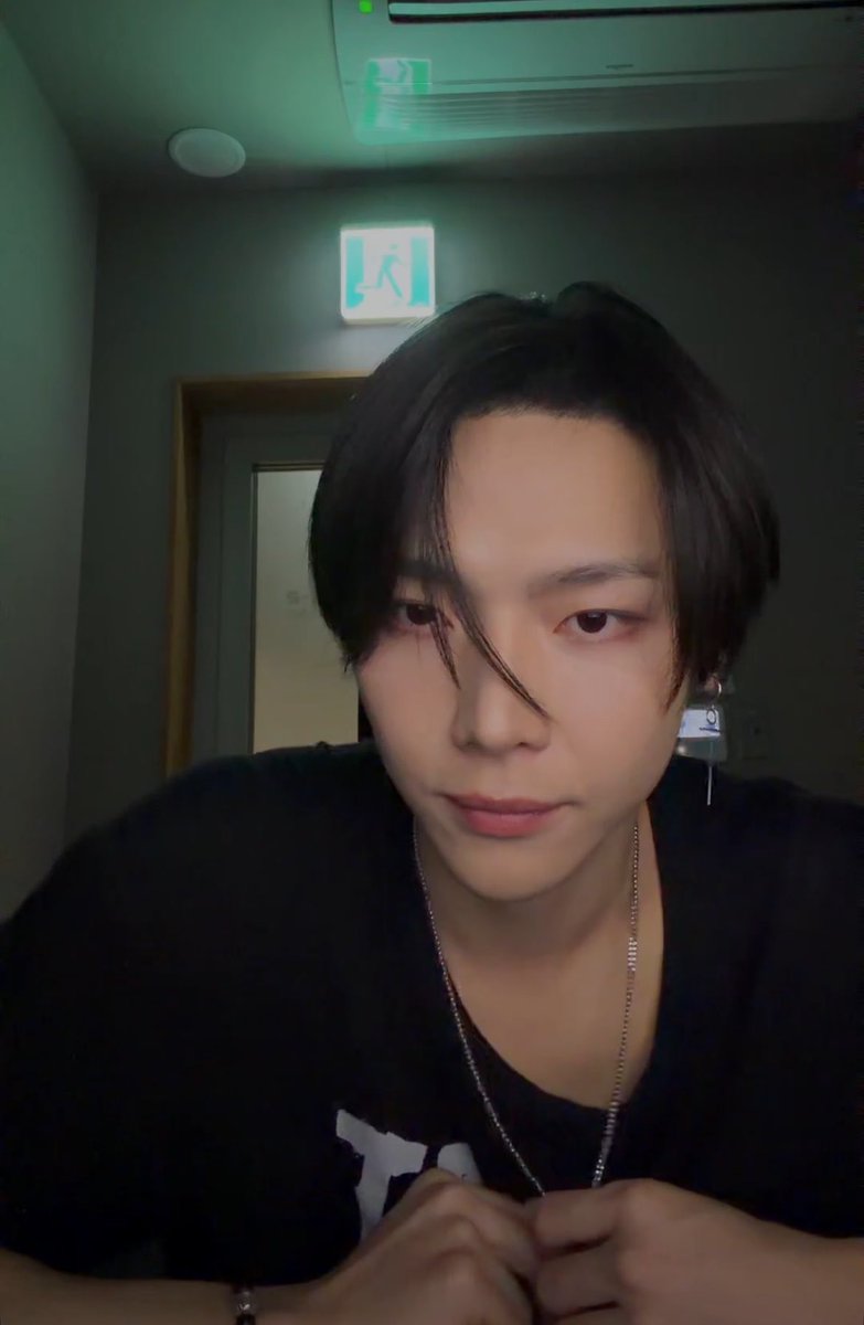 wijyuu's tweet photo. its doesn’t make sense how he can just look like that im #attracted https://t.co/LcLQ70skdQ