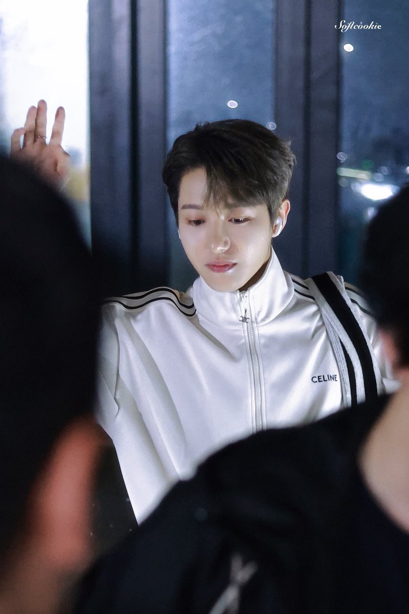 muing3to3's tweet photo. 런쥔 옷장에 잇는 저지 다 꺼내오라고 하고 싶다 https://t.co/NCGLGCG891
