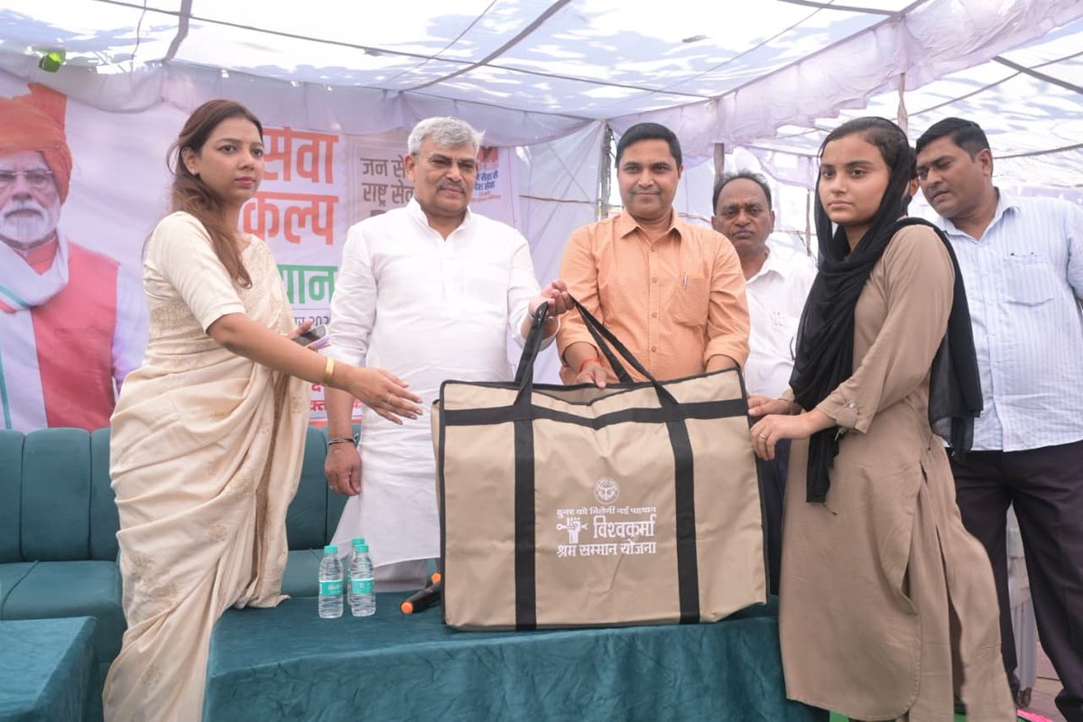 BagpatDm's tweet photo. #सेवा_संकल्प_अभियान के तहत मा. राज्यमंत्री श्री @KPMalik_BJP जी ने विश्वकर्मा श्रम सम्मान योजना से लाभान्वित हुनरमंद कारीगरों को टूलकिट वितरण किया एवं जिला संयुक्त चिकित्सालय में मरीजों के बीच जाकर उन्हें फल आदि वितरित किए। #आशीर्वाद_का_दीया #Baghpat #ViksitBharat https://t.co/UpAiVks9YW