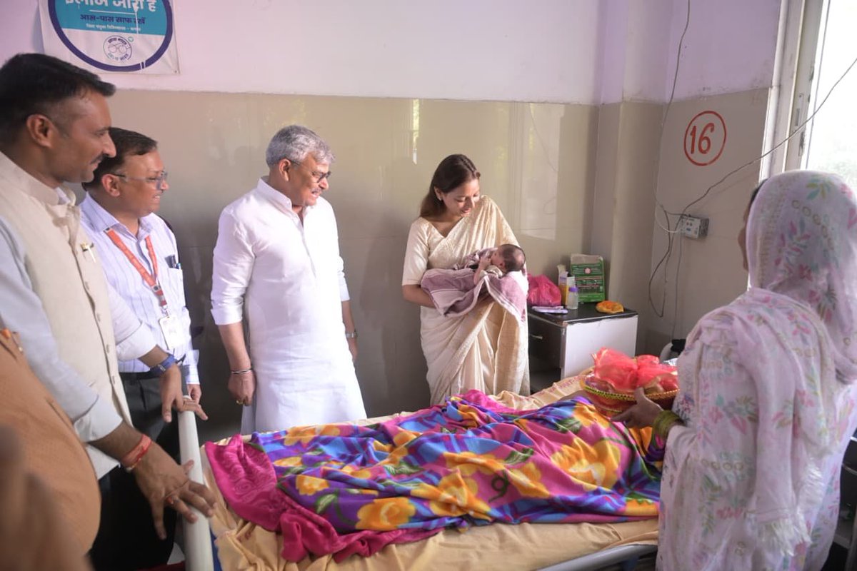 BagpatDm's tweet photo. #सेवा_संकल्प_अभियान के तहत मा. राज्यमंत्री श्री @KPMalik_BJP जी ने विश्वकर्मा श्रम सम्मान योजना से लाभान्वित हुनरमंद कारीगरों को टूलकिट वितरण किया एवं जिला संयुक्त चिकित्सालय में मरीजों के बीच जाकर उन्हें फल आदि वितरित किए। #आशीर्वाद_का_दीया #Baghpat #ViksitBharat https://t.co/UpAiVks9YW