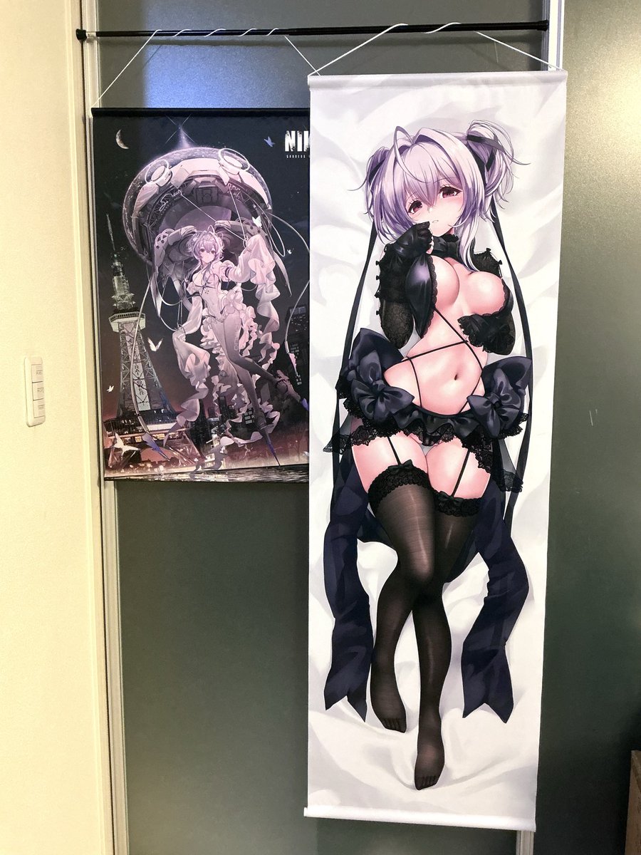 Akatsuki_2013's tweet photo. 今度のちし共6の新作、リバーレリオ等身大タペストリー。
さすがこのサイズは想像以上に良い存在感っ
(左はサイズ比較の市販タペストリー) https://t.co/HuaFmuJdgr