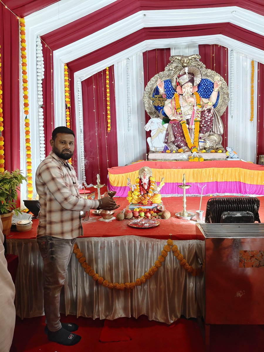 Kalpesh16586065's tweet photo. एक दिवा विकसित भारताच्या संकल्पासाठी,एक दिवा भारताच्या उज्ज्वल भविष्यासाठी!🪔देशाचे लाडके नेतृत्व, आदरणीय श्री. नरेंद्र मोदीजी यांच्या सार्वजनिक सेवेची २५ वर्षे पूर्ण होत आहेत. आज गणराया चरणी दिवा लावून नरेंद्र जी मोदी साहेब यांच्या दीर्घा आयुष्यासाठी प्रार्थना केली @narendramodi https://t.co/vtXFfTeRox
