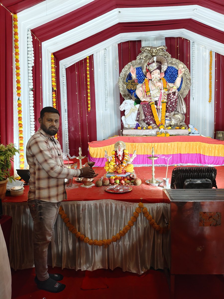 Kalpesh16586065's tweet photo. एक दिवा विकसित भारताच्या संकल्पासाठी,एक दिवा भारताच्या उज्ज्वल भविष्यासाठी!🪔देशाचे लाडके नेतृत्व, आदरणीय श्री. नरेंद्र मोदीजी यांच्या सार्वजनिक सेवेची २५ वर्षे पूर्ण होत आहेत. आज गणराया चरणी दिवा लावून नरेंद्र जी मोदी साहेब यांच्या दीर्घा आयुष्यासाठी प्रार्थना केली @narendramodi https://t.co/vtXFfTeRox