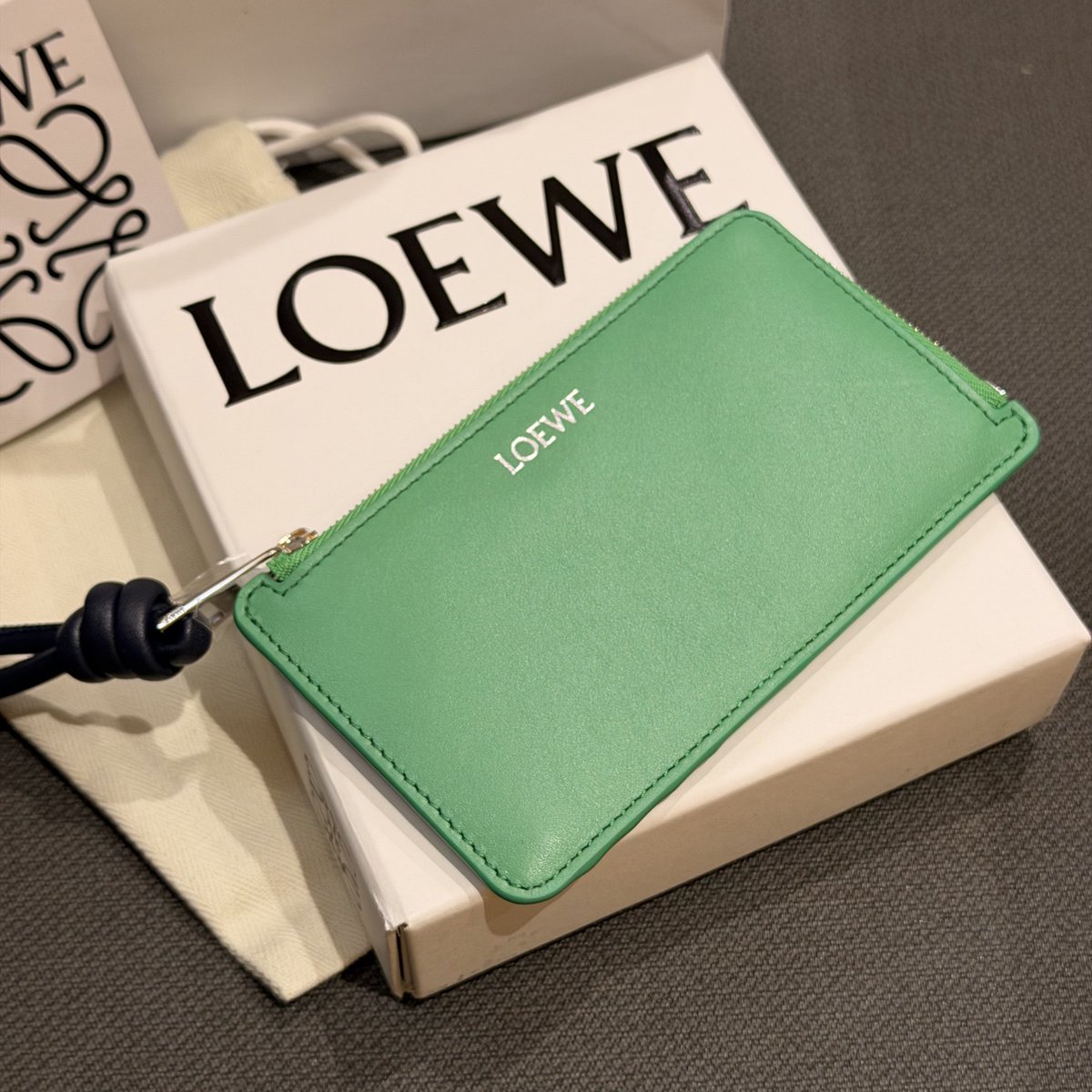 mamahppw's tweet photo. Phuwin udah jadi BA Loewe, jadi mamah mau GA 1 Loewe knot coin cardholder u/ 1 pemenang! 🥳🎉

Rules: Retweet + mention/tag + keyword. 

Winner dipilih secara acak besok malem. Gas rameeeiin 😎

PHUWIN LOEWE AMBASSADOR

#LOEWExPhuwin
#phuwintang @phuwintang
#LOEWE @LoeweOfficial https://t.co/j2jZpJwhoU