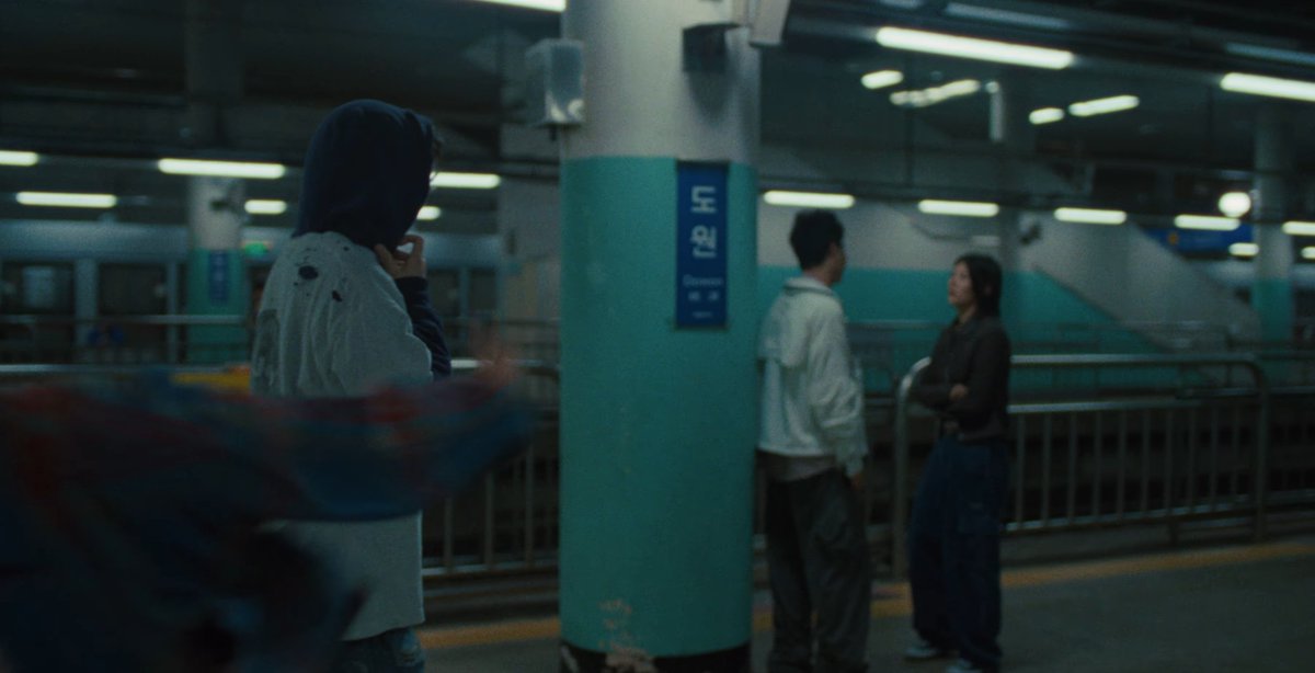 SuperiseArchive's tweet photo. 1호선 도원역 플랫폼의 풍경 속에서 후지이 카제(Fujii Kaze)의 신곡 'You' 뮤직비디오가 시작됩니다.

2026년 9월 17일 공개된 이 영상은 거창한 수식 없이 국경을 넘나든 창작자들의 자연스러운 호흡을 담았습니다.

음악은 그래미 프로듀서 그렉 커스틴과 뉴진스의 작업으로 친숙한 프로듀서 250(이호형)이 함께 매만졌습니다. 250이 얹은 부드러운 베이스라인은 곡에 편안한 슬로우 잼의 그루브를 불어넣었습니다.

화면 연출은 QQQ 감독이 맡았고, 체유비나 안무가의 디렉팅 속에 국내 댄서 16인이 합을 맞췄습니다. 제작사 비단콤마를 비롯한 국내 스태프들은 도원역 골목의 소박한 정취를 왜곡 없이 카메라에 담아냈습니다.

이 결과물은 우리에게 하나의 물음을 남깁니다. 국경과 언어가 다른 창작자들이 한자리에 모일 때 필요한 것은 거창한 명분이 아니라 좋은 작업물을 향한 순수한 호기심이라는 점입니다.

"Everything that you want is in you"라는 노랫말처럼, 평범한 전철역과 길모퉁이를 배경으로 자유롭게 춤추는 모습은 담백한 편안함을 건넵니다.

서로 다른 문화권의 예술가들이 좋은 소리와 장면을 매개로 어우러진 자리였습니다. 특별한 장치 없이도 서로의 감각을 존중하며 완성해낸, 국경을 넘은 음악 작업이었습니다.

출처: YouTube Fujii Kaze 공식 채널 'You' 크레딧 및 영상

#FujiiKaze #YOU