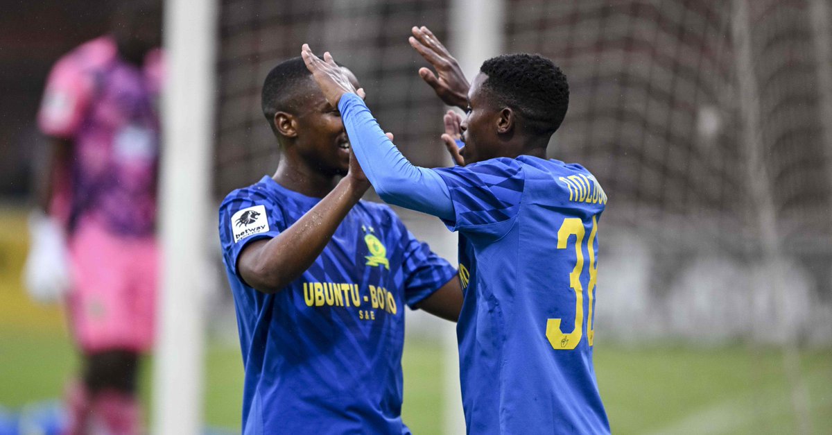 NozibusisoM24's tweet photo. These two are going to win us trophies. I heard their interviews, I love the hunger and fire they have 🔥💛 https://t.co/paiemV2dBY